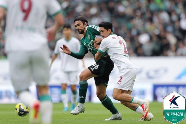 콤파뇨(왼쪽, 전북현대), 박규현(대전하나시티즌). 한국프로축구연맹 제공