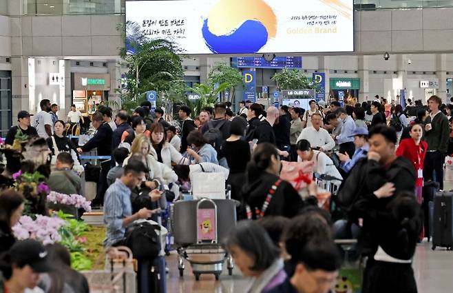 어린이날 연휴 마지막 날 인천국제공항 제1터미널 입국장이 여행을 마치고 일상으로 돌아가려는 이용객들로 붐비고 있다. 2025.5.6. (ⓒ뉴스1, 무단 전재-재배포 금지)
