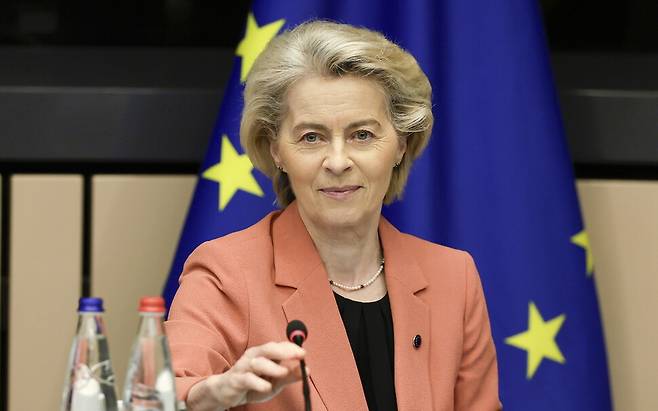 지난 6일 프랑스 스트라스부르에서 열린 유럽연합 회의에서 우르줄라 폰데어라이엔 유럽연합 집행위원장이 마이크를 잡고 있다. EPA 연합뉴스