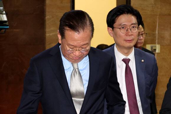 권영세 국민의힘 비상대책위원장이 7일 서울 여의도 국회에서 열린 의원총회에서 대선 후보 단일화 추진 계획을 논의한 뒤 비대위 회의장으로 향하고 있다. 연합뉴스