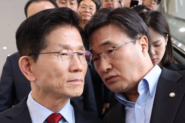 김문수 국민의힘 대선 후보가 6일 경북 경주시 HICO 미디어센터에서 김대식 의원과 대화하고 있다. 뉴시스