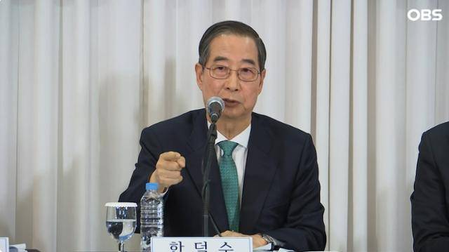 6·3 대선에 출마한 한덕수 전 국무총리가 6일 서울의 한 호텔에서 열린 관훈토론회에 참석해 본인 배우자의 '무속 논란'에 대한 박지원 더불어민주당 의원 발언을 비판하며 삿대질을 하고 있다. OBS방송 화면 캡처