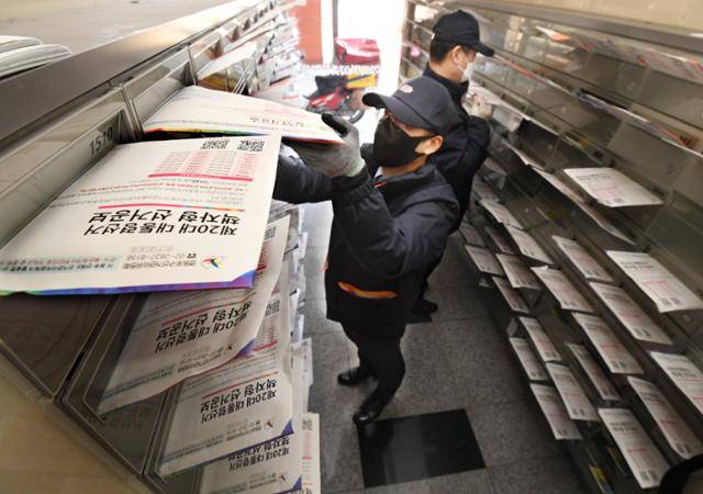 2022년 2월 22일 오전 서울 영등포구 당산동 효성해링턴타워101동에서 집배원이 제20대 대통령선거 선거공보물을 우편함에 배달하고 있다. 한국일보 자료사진