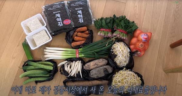 한지혜가 시장에서 사 온 음식들/사진=한지혜 유튜브 채널 캡처