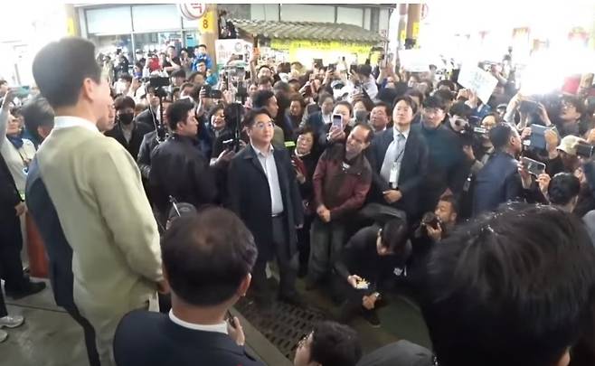 지난 6일 '골목골목 경청투어:국토종주편'에 나선 이재명 대선 후보가 충북 영동군 영동전통시장을 찾아 발언하고 있다. ('델리민주' 캡처)