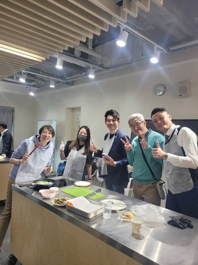 동문시장 연계 체험 공간에서 김밥을 직접 만드는 홍콩 교장단. 제주 식문화를 직접 체험하고 있다 (제주관광공사 제공)