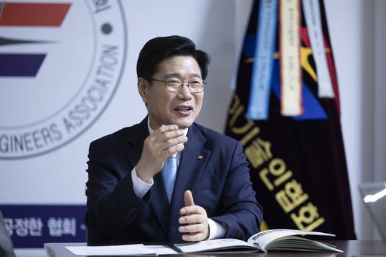 김동환 한국전기기술인협회 회장이 중앙일보와 인터뷰하고 있다. 임현동 기자