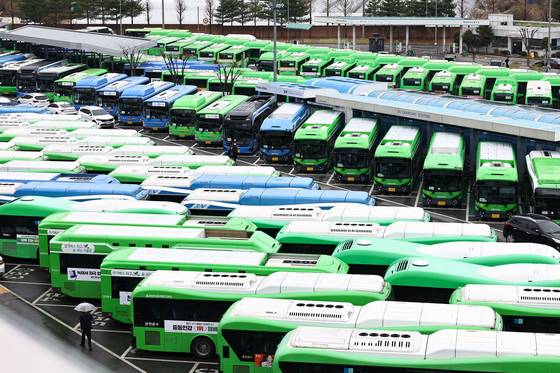지난해 3월 서울 시내버스 총파업 당시 서울의 한 공영차고지에 버스들이 빼곡히 주차되어 있다. 지난해 파업은 반나절 만에 종료됐다. 김종호 기자.