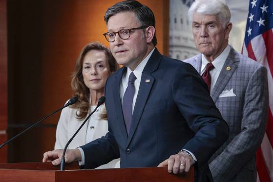 6일(현지시간) 마이크 존슨 하원 의장이 미국 워싱턴 DC 국회의사당에서 열린 기자회견에서 취재진 질문에 답변하는 모습. EPA=연합뉴스