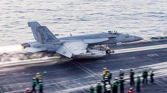 지난 3월 16일(현지시간) 미 해군 항공모함 해리 트루먼함에서 이륙하는 F/A-18 수퍼 호넷 전투기. AFP=연합뉴스