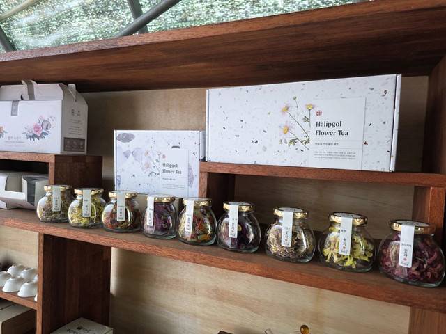 ▲ 하립골에서 판매하는 꽃차 세트