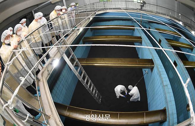 2020년 한 수도권 정수수센터에서 수질검사를 위해 시료를 채취 하고 있다. 경향신문 자료사진