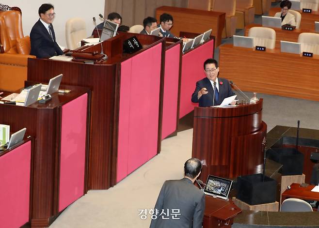 박지원 더불어민주당 의원이 지난해 9월 국회 대정부질문에서 한덕수 당시 국무총리에게 질의하고 있다. 박민규 선임기자