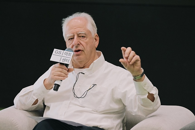 윌리엄 켄트리지가 7일 서울 역삼동 GS아트센터에서 열린 기자간담회에서 작품에 관해 설명하고 있다. GS아트센터 제공.