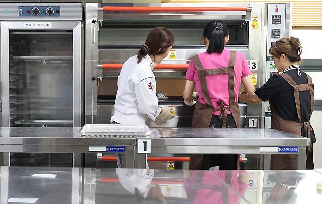 2023년 7월 10일, 북한 이탈주민들의 사회정착을 지원하는 통일부 소속기관인 하나원이 개원 24주년을 맞은 가운데 입소자들이 제과 제빵 교육을 받고 있다. 사진공동취재단