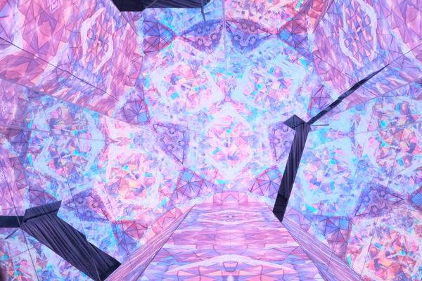 ‘완산벙커 더 스페이스’에서 가장 큰 인기를 자랑하는 ‘차원의 문’ 모습. LED와 유리를 활용해 마치 만화경 안에 들어간 듯한 느낌이 든다.