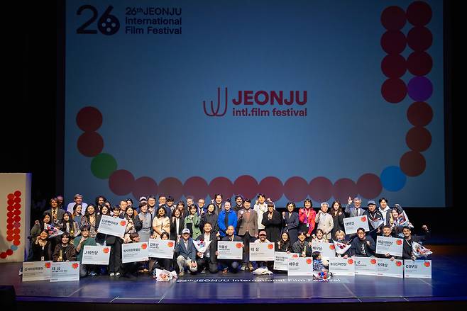 Award winners and festival representatives gather on stage during the 26th Jeonju International Film Festival awards ceremony at Jeonbuk National University Samsung Cultural Center, in Jeonju, North Jeolla Province, Tuesday. (Jeonju IFF)