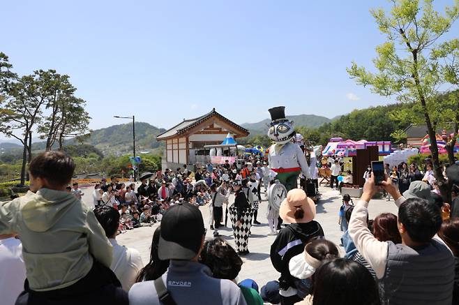 2025어린이선비축제에서 앨리스 퍼레이드가 진행되고 있다. 영주시 제공