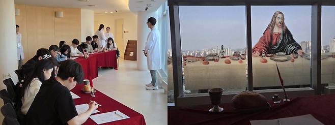 크리스천 페스티벌 ‘레디컬’의 리펜트하우스 방탈출 게임 참가자들이 6일 서울 서초구 사랑의교회 14층에서 삶의 주권을 하나님께 드리는 ‘명의 이전’ 결단을 하고 있다. 오른쪽에는 예수님의 그림이 그려진 유리 벽과 함께 성찬빵과 포도주잔이 놓여 있다.