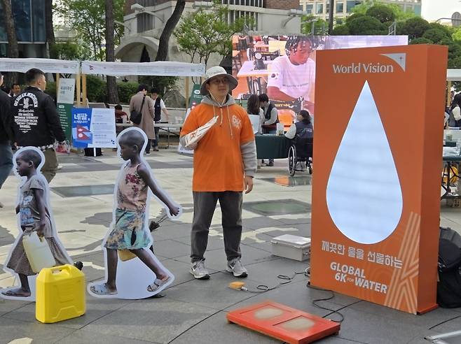 크리스천 페스티벌 ‘레디컬’이 열린 6일 서울 서초구 사랑의교회 야외 광장에서 월드비전이 아프리카 아이들의 물 긷는 여정을 간접 체험할 수 있는 ‘6km 포 워터(6km for Water)’ 부스를 운영하고 있다.