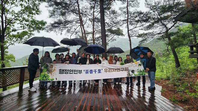 행안부 차 동아리 '다향천리' 회원들이 지난해에 이어 올해도 하동야생차문화축제장을 찾았다. 하동군 제공