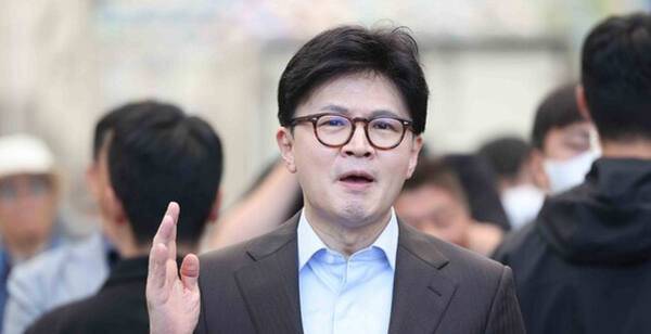 국민의힘 한동훈 전 대표가 지난 2일 경남 창원시 마산합포구 마산어시장을 찾아 기자들의 질문에 답하는 모습. 연합뉴스