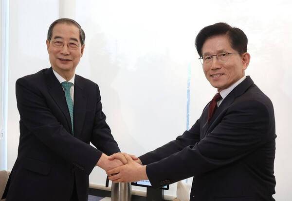 김문수 국민의힘 대선 후보(오른쪽)와 한덕수 무소속 대선 예비후보가 7일 서울 종로구의 한 식당에서 후보 단일화 관련 회동을 하기 전 악수하고 있다. 연합뉴스