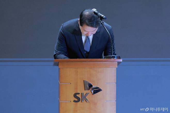 최태원 SK그룹 회장이 7일 오전 서울 중구 SK텔레콤 T타워 SUPEX홀에서 SK텔레콤의 해킹 사고와 관련해 대국민 사과를 하고 있다. /사진=공동취재
