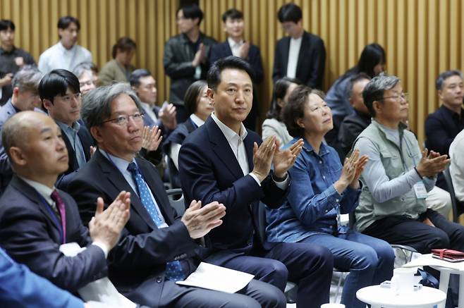 오세훈 서울시장이 7일 서울 중구 서울시청에서 열린 규제철폐 100일 성과보고회에서 박수를 치고 있다. /사진=뉴시스