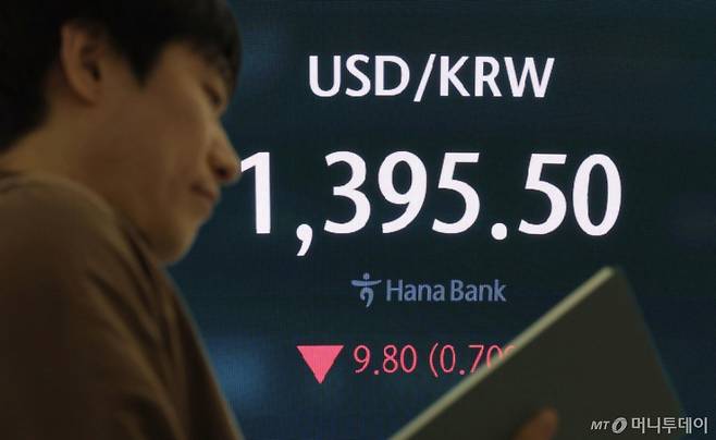 7일 서울 중구 하나은행 딜링룸에서 딜러들이 업무를 하고 있다. /사진=뉴시스