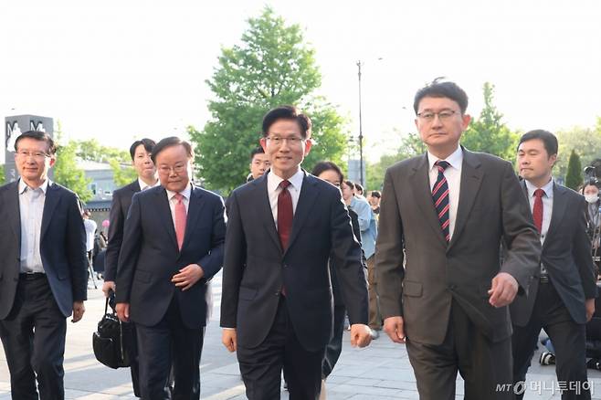 김문수 국민의힘 대선 후보가 7일 서울 종로구 한 음식점에서 한덕수 무소속 대선 후보와 단일화 관련 논의를 위해 들어가고 있다. /사진=뉴스1