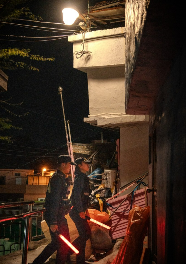 부산 경찰관들이 야간 순찰 활동을 하고 있다. 부산 경찰 인스타그램 캡처