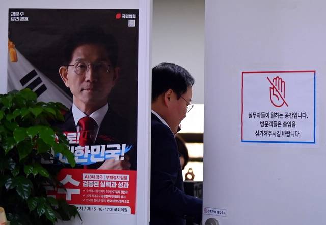 김문수 국민의힘 대통령 선거 후보와 한덕수 무소속 예비후보의 단일화 문제를 두고 김 후보와 당 지도부가 갈등을 빚고 있는 가운데 7일 오전 서울 영등포구 여의동 김 후보 캠프 사무실에 후보 비서실장인 김재원 전 의원이 들어가고 있다. 박윤슬 기자