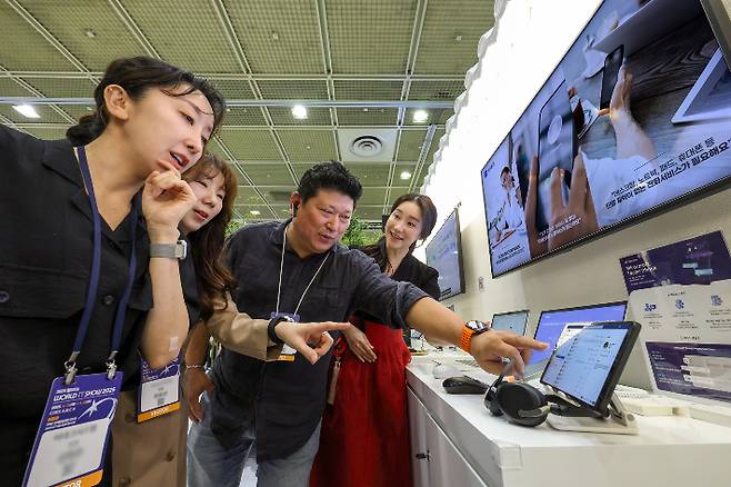 KT가 마이크로소프트(MS)의 업무 협업 솔루션인 팀즈(Teams)와 Microsoft Teams Phone(마이크로소프트 팀즈폰) 서비스를 출시했다고 7일 밝혔다. KT 제공