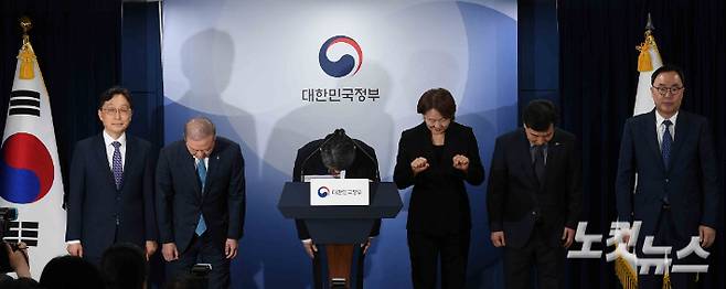 지난달 17일 이주호 부총리 겸 교육부 장관이 서울 종로구 정부서울청사에서 2026학년도 의대 모집인원 조정 방향 관련 브리핑을 하기 전 인사하는 모습. 박종민 기자