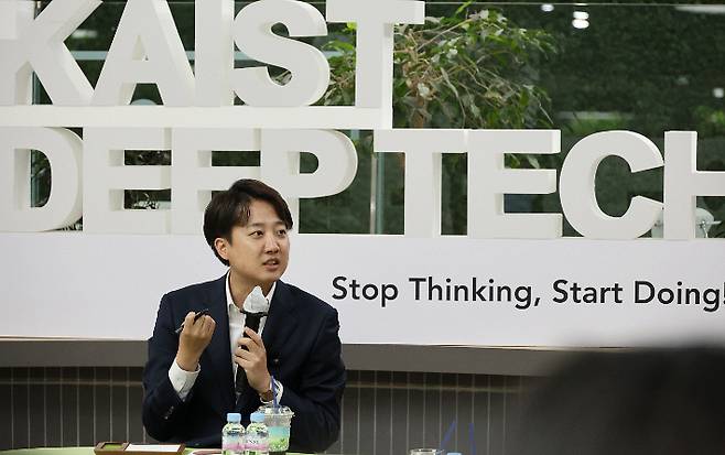 개혁신당 이준석 후보가 7일 대전 한국과학기술원(KAIST)에서 간담회를 갖고 있다. 연합뉴스