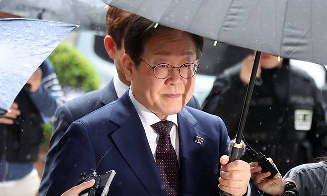 이재명 더불어민주당 대선 후보가 지난 4월 22일 서울 서초구 서울중앙지법에서 열린 대장동 배임 및 성남FC 뇌물 의혹 사건 75차 공판에 출석하고 있다. 뉴시스