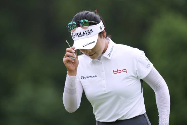 갤러리에게 인사하고 있는 윤이나. 사진 제공=AP연합뉴스