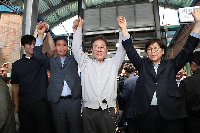 이재명 더불어민주당 대선 후보가 '골목골목 경청투어:국토종주편'에 나선 5월7일 전북 임실군 임실시장에서 시민 및 지지자들에게 인사를 하고 있다. ⓒ 연합뉴스