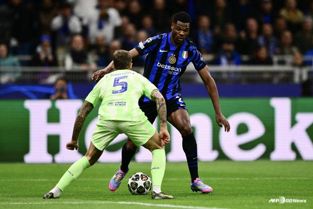 경기에 집중하는 덴젤 둠프리스(오른쪽). /AFPBBNews=뉴스1