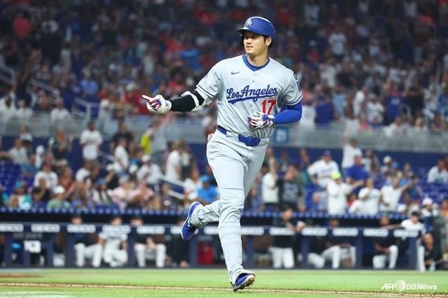 오타니가 홈런을 때려낸 직후의 모습. /AFPBBNews=뉴스1