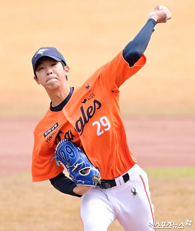 황준서는 지난 6일 서산구장에서 열린 2025 메디힐 KBO 퓨처스리그 SSG 랜더스전에 선발 등판해 6이닝 76구 5피안타(2홈런) 8탈삼진 2사사구 4실점으로 퓨처스리그 팀 10연승에 이바지했다. 엑스포츠뉴스 DB