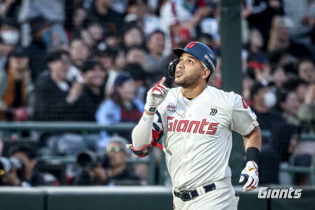 지난 7일 SSG와의 경기에서 KBO리그 첫 두 경기 연속 홈런을 기록한 빅터 레이예스. 롯데 자이언츠 제공