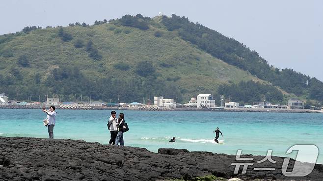 맑은 날씨를 보인 7일 오후 제주시 한림읍 협재해수욕장에서 관광객들이 즐거운 시간을 보내고 있다. 2025.5.7/뉴스1 ⓒ News1 오현지 기자