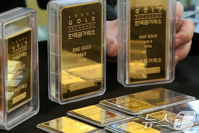 21일 서울 종로구 한국금거래소 종로본점에 골드바가 진열되어 있다. 2025.4.21/뉴스1 ⓒ News1 이동해 기자