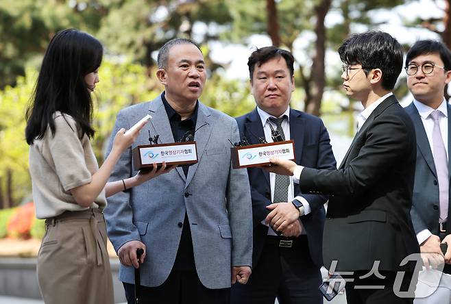 윤석열 전 대통령 부부 공천 개입 의혹의 핵심 인물인 명태균 씨가 29일 오전 검찰 조사를 받기 위해 서울 서초구 서울고검 청사로 출석하며 입장을 밝히고 있다. 명 씨가 창원지검이 아닌 서울중앙지검에 출석해 조사를 받는 건 이번이 처음이다. (사진은 기사 내용과 무관함) 2025.4.29/뉴스1 ⓒ News1 오대일 기자