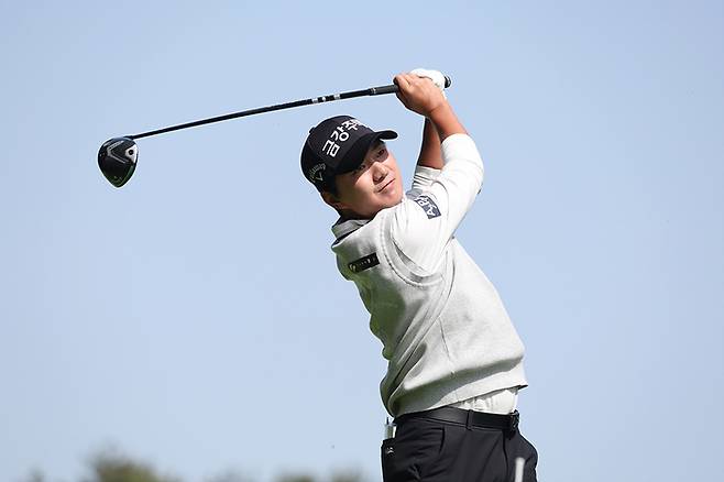 옥태훈이 8일 열린 KPGA 클래식 1라운드 16번홀에서 티샷을 하고 있다. 사진 | KPGA