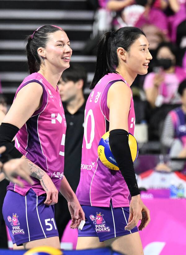 흥국생명 시절 윌로우 존슨(좌측)과 김연경(우측). 사진┃KOVO