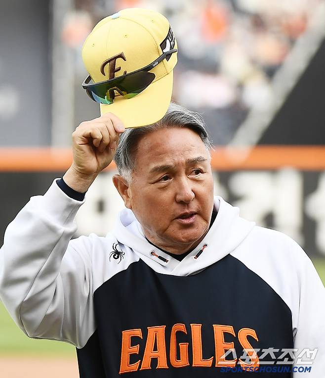 6일 대전 한화생명볼파크에서 열린 삼성-한화전. 한화가 3대1로 승리하며 8연승을 질주했다. 김경문 감독이 관중석을 향해 인사하고 있다. 대전=정재근 기자 cjg@sportschosun.com/2025..5.6/