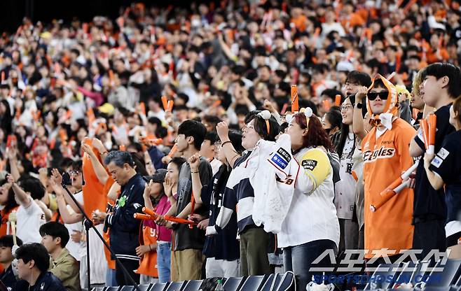 7일 대전 한화생명볼파크에서 열린 삼성-한화전. 9연승을 기대하는 한화 팬들이 뜨거운 응원전을 펼치고 있다 대전=정재근 기자 cjg@sportschosun.com/2025..5.7/